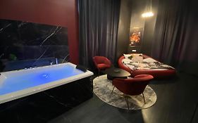 Legend Majestic Superbe Love Room - Jacuzzi - Champagne - Romantisme - Parking Prive Gratuit